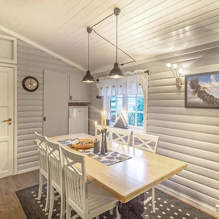 Amazing In Leknes With Kitchen Feriehus *